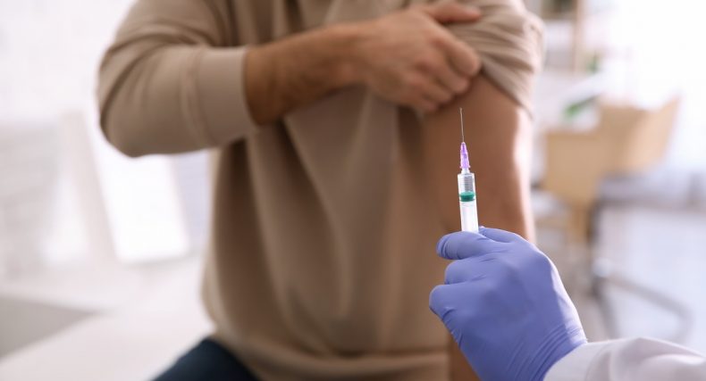 Docteur injectant un vaccin ROR à un patient